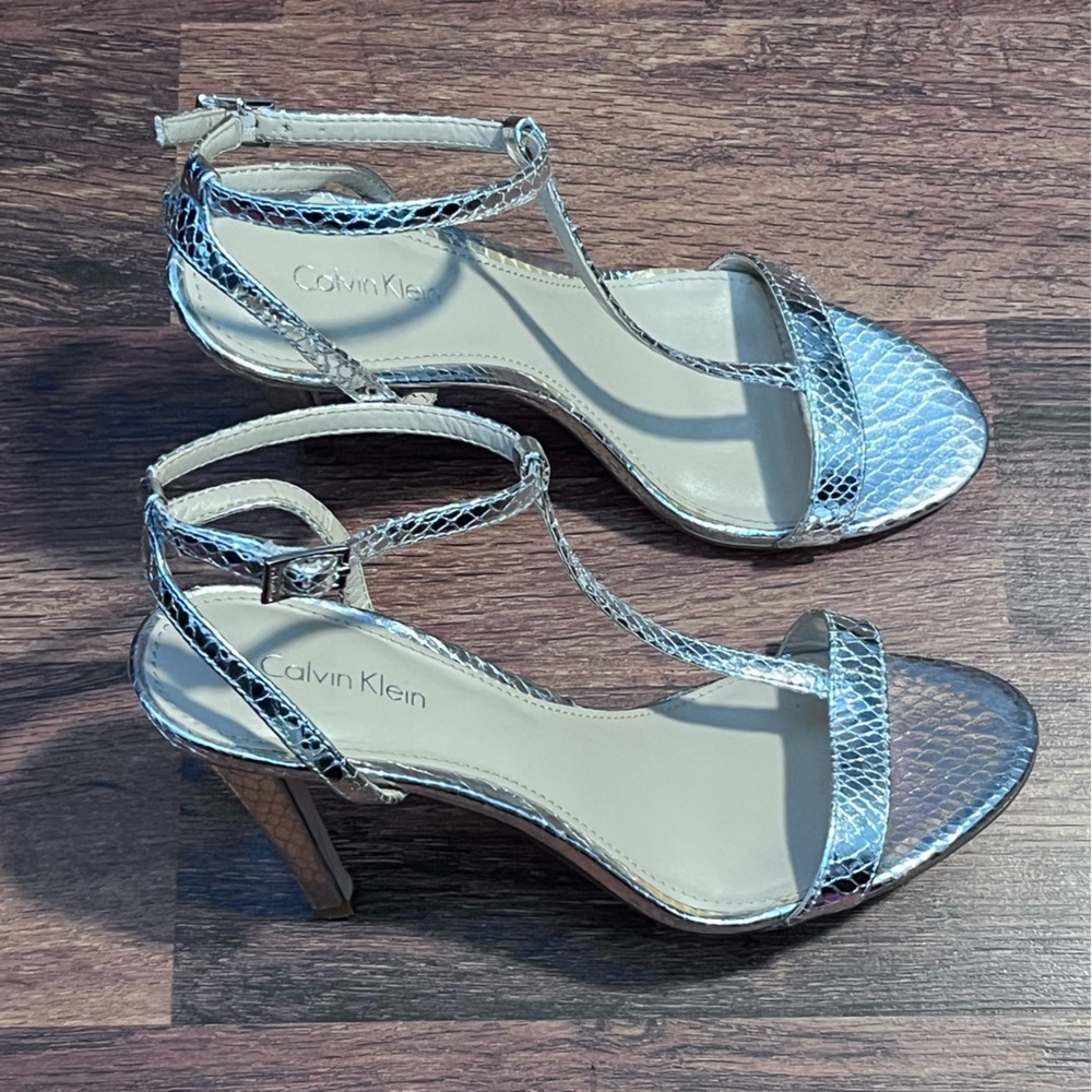 Calvin Klein Silver Sebring Crocodile Style Leather Cocktail Party Sandals 6.5